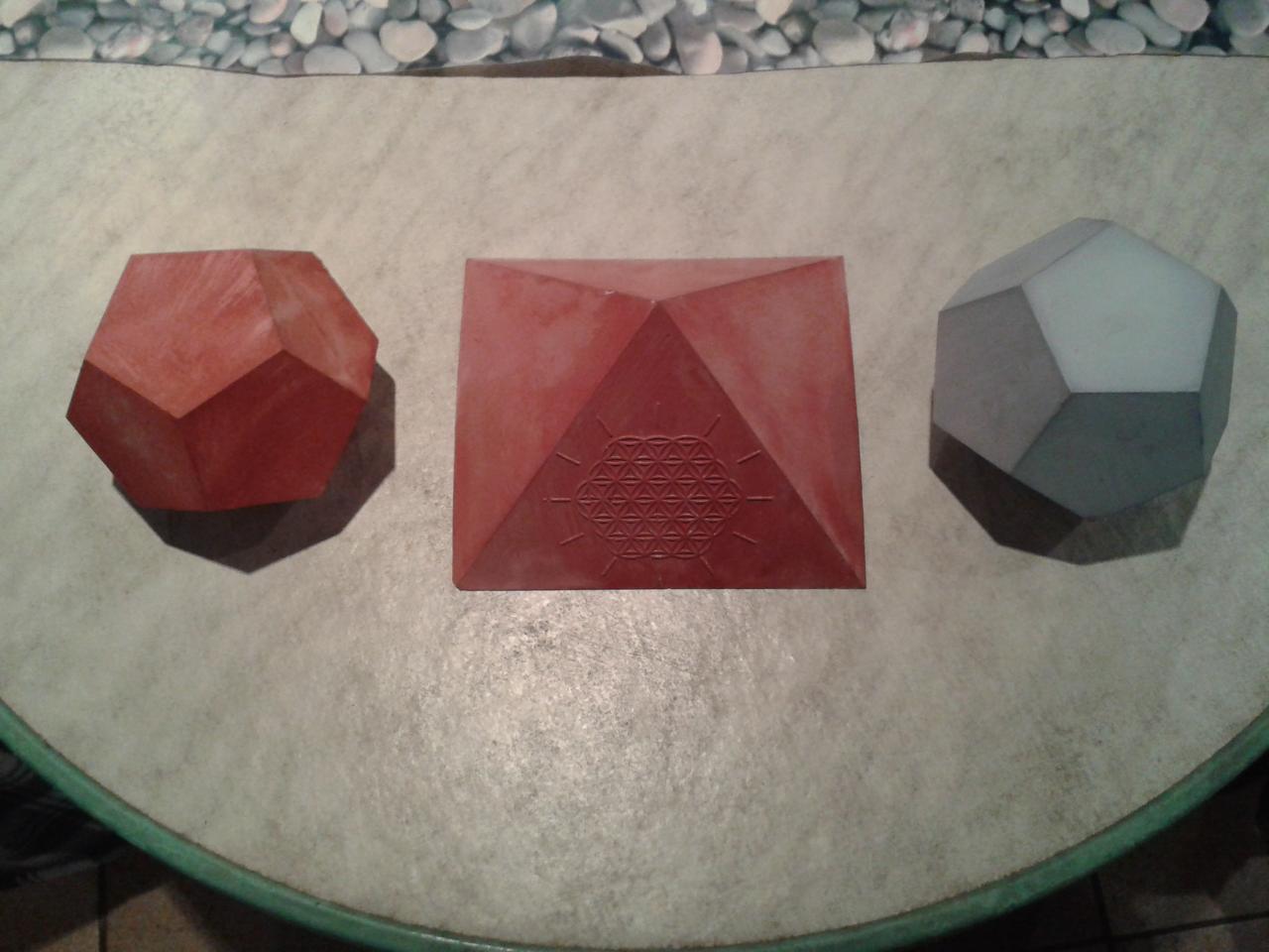 20131215Pyramide et dodécaèdre en plâtre agnihotra